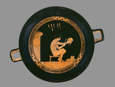 Coppa a figure rosse attica che raffigura un giovane fabbricante di elmi, da Orvieto da Antiphon painter